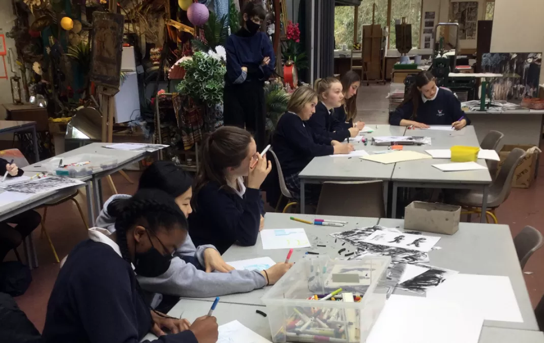 Students explore the urban landscape with artist Jeanette Barnes